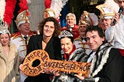 Hotelchefin Innegrit Volkardt  überreicht den symbolischen Schlüsel ans Narrhalla Prinzenpaar (Foto: MartiN Schmitz)